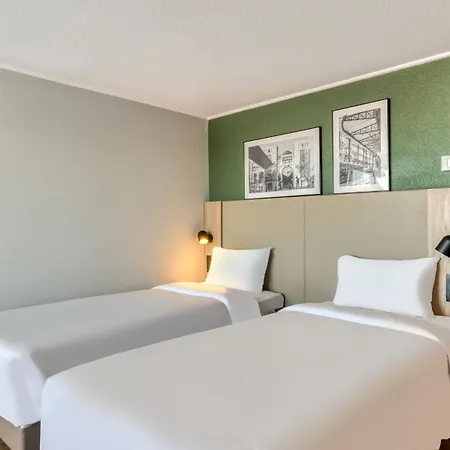 Campanile Cergy-Pontoise Hotel Exterior photo